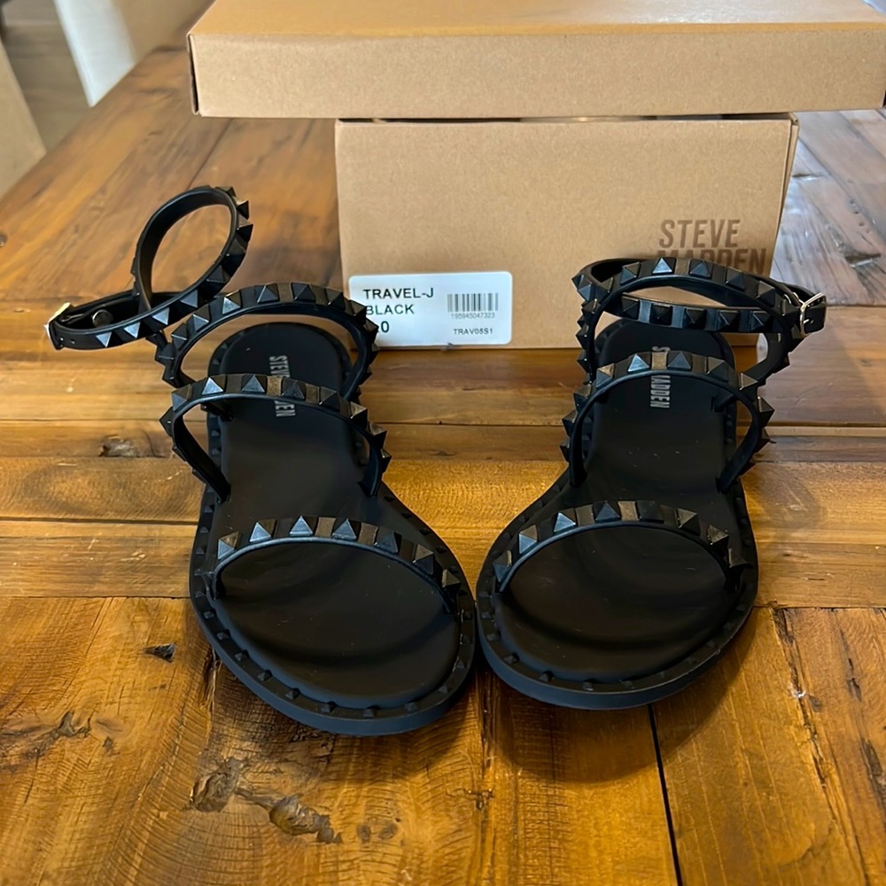 STEVE MADDEN BLACK
JELLY SANDAL STUDDED PLASTIC